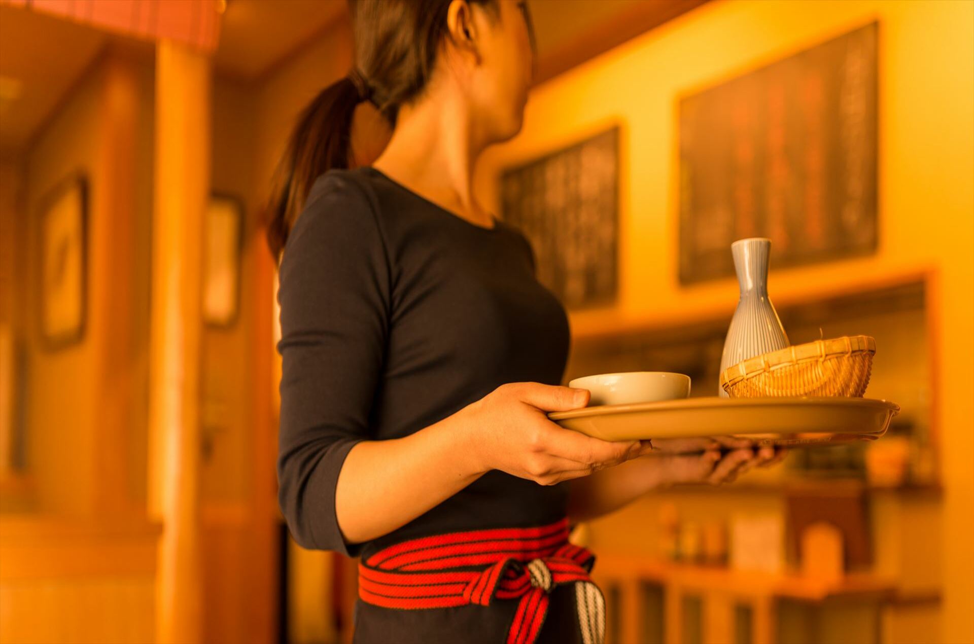 食器を下げるスタッフ (2)