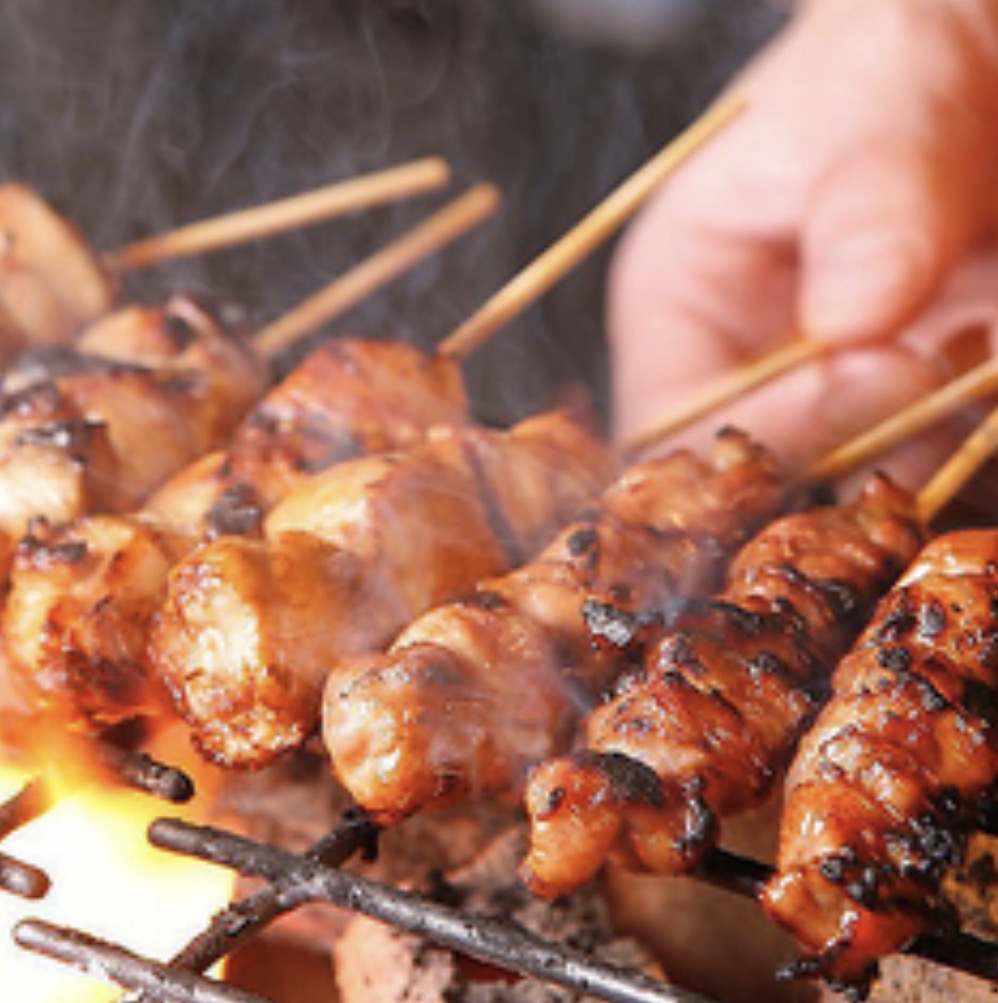 新鮮な地鶏を炭火焼きで堪能する隠れ家居酒屋